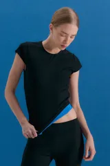 Remera de cuello redondo ajustada, confeccionada en lycra tipo neoprene, con isologo doble R bordado en el frente.