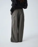 Pantalón de vestir marrón a rayas verticales finas, de lana virgen italiana, con cintura elastizada, bolsillos laterales y traseros.