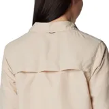Camisa de manga larga Columbia modelo Silver Ridge 3.0, de color beige, con cuello clásico, cierre frontal de botones, bolsillos en el pecho y aberturas de ventilación.