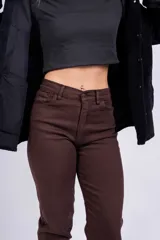 Pantalón marrón de corte wide leg, con bolsillos laterales y traseros.