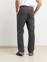 Pantalón de vestir verde de corte recto.