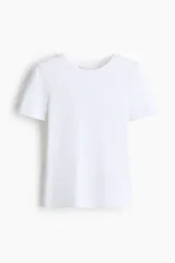 Remera de algodón en punto suave, de corte entallado con cuello redondo y mangas cortas.