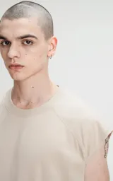 Sudadera sin mangas color beige, con cuello redondo y corte holgado.