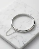 Esclava rígida de plata 925, con diseño minimalista de superficie lisa y pulida.