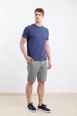 Remera de hombre color terracota, de manga corta y cuello redondo, con un pequeño logo bordado en el pecho.