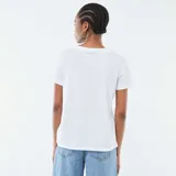Camiseta básica de manga corta con cuello en pico, confeccionada en tejido ligero de color blanco.
