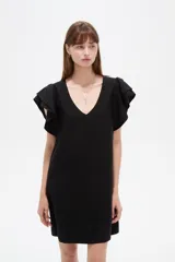 Vestido corto de viscosa color blanco, con cuello en V profundo y mangas cortas con volados. Diseño holgado.