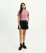 Remera básica de manga corta y cuello redondo, confeccionada en algodón suave y resistente.