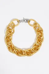 Collar maxi de cadena con eslabones circulares gruesos y acabado mate dorado. Cuenta con un cierre de mosquetón metálico en contraste plateado.