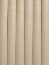 Cartera Calvin Klein color beige con diseño acolchado, correa cruzada de cadena plateada y logo de la marca en el frente.