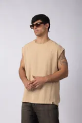 Musculosa oversize de tejido de lino con textura marcada, corte suelto, cuello redondo y terminaciones deshilachadas en las sisas.