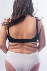 Soutien maternal sin aro, confeccionado en algodón negro con detalles de puntilla blanca en los bordes. Cuenta con clip de apertura en los breteles para lactancia, breteles elásticos regulables y cierre de broches en la espalda.