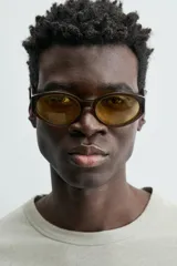 Camiseta de corte relajado (relaxed fit) color blanco roto o crema, con cuello redondo y manga corta.