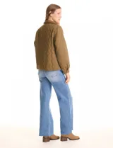 Chaqueta capitoneada color verde militar, marca Allie Rose, con cuello de solapa, cierre frontal de botones y bolsillos delanteros.