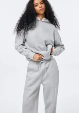 Pantalón deportivo de felpa color gris melange, de corte relajado, con cintura elástica y puños en los tobillos.