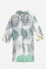 Piloto impermeable de corte recto y largo midi, con capucha ajustable mediante cordones. Presenta un diseño estampado con motivos botánicos en tonos verdes y amarillos sobre una base translúcida. Cuenta con cierre frontal mediante botones a presión y mangas largas.