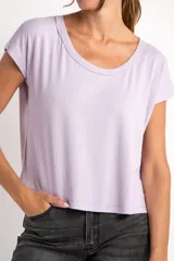 Remera lila de tejido de punto acanalado, corte al cuerpo, con cuello redondo y mangas cortas.
