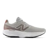 Championes New Balance modelo 520 V9, color gris con detalles en marrón y naranja, para dama. Confeccionados en malla transpirable y entresuela Fresh Foam.