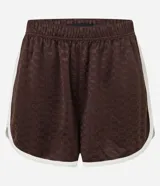 Bermuda deportiva marrón con estampado de logos y cintura elástica.