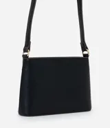 Bolsa bandolera de estructura firme en color marrón oscuro, con cierre de cremallera metálica y correa larga ajustable con hebilla.