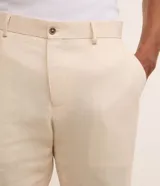 Pantalón masculino Marfinno de corte relaxed, confeccionado en mezcla de lino y viscosa, con cintura con trabillas y bolsillos.