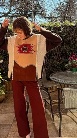 Pantalón cargo de corte recto y holgado en color bordó, confeccionado en gabardina con spandex. Presenta bolsillos traseros con detalles en cuero color chocolate.