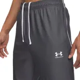 Conjunto deportivo Under Armour modelo UA Challenger Tracksuit para hombre, color negro con detalles y ribetes blancos. Incluye campera con cierre frontal y cuello alto, y pantalón largo a juego.