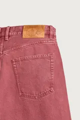 Jeans baggy fit de corte holgado y tiro medio, confeccionados en denim de algodón con efecto lavado en color bordó. Presentan diseño clásico de cinco bolsillos y cierre frontal con botones. Colección especial Fruit of the Loom x Zara.