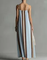Vestido maxi largo a rayas verticales en tonos celeste, marrón y tostado, con tirantes finos regulables y corte holgado.
