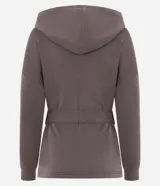 Campera deportiva Get Over de color negro, confeccionada en mezcla de poliéster, modal y elastano. Presenta diseño utilitario con capucha, cierre frontal de botones, bolsillos con solapa en el pecho, mangas largas y lazo ajustable en la cintura.