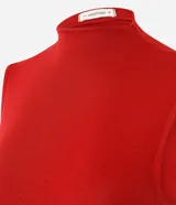 Blusa sin mangas de corte regular, confeccionada en una mezcla de algodón y modal, con cuello alto y diseño ajustado al cuerpo.