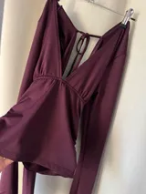 Top de manga larga color marrón, con escote en V profundo y mangas acampanadas. Diseño ajustado al cuerpo.