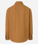 Camisa de manga larga confeccionada en sarga de algodón color verde menta, con cuello inglés y cierre frontal de botones negros. Presenta dos bolsillos de parche con solapa en el pecho y puños con botones.