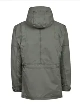Chaqueta de algodón con teñido en prenda y acabado desgastado. Presenta capucha integrada, cierre frontal con cremallera y tapeta con broches, múltiples bolsillos frontales con solapa y un bolsillo vertical con cierre en el pecho.