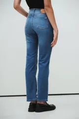 Pantalón de jean celeste de corte recto, tiro medio/alto, con lavado localizado y bigotes.