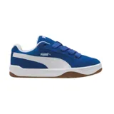 Championes Puma modelo Park Lifestyle, color azul con detalles en blanco y suela de goma color caramelo. Presentan el logo de la marca en el lateral y cierre de cordones.