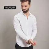 Camisa de hombre blanca de tejido técnico libre de arrugas, de manga larga, corte clásico y cierre frontal de botones.