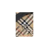 Bandolera Burberry con el clásico estampado Vintage Check en tonos beige, negro y rojo, con diseño del caballero ecuestre bordado. Cuenta con una correa ancha ajustable de tejido negro y cierre superior con cremallera.