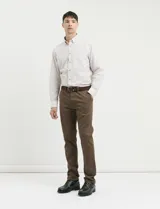 Pantalón de corte clásico confeccionado en sarga de algodón con elastano, color marrón. Presenta bolsillos delanteros inclinados y bolsillos traseros de ribete con botón.