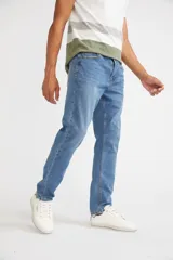 Jean recto de hombre, calce straight, cintura regular con tiro medio, logo bordado y pasa cinto.