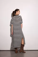 Vestido largo de algodón a rayas horizontales blancas y negras, con mangas cortas y aberturas laterales.
