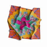 Pañuelo cuadrado de seda de 60x60 cm con estampado floral abstracto en colores naranja, amarillo, verde, rosa y azul.
