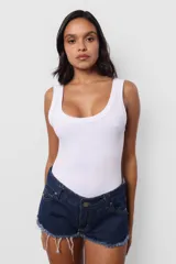 Body negro de microfibra pesada, con escote cuadrado y espalda baja. Terminaciones en collareta, broches snap en entrepierna y elástico interno en contorno de tiro para mejor ajuste.