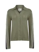 Sweater tipo cardigan de punto color verde militar, con cuello camisero y cierre frontal de botones tono a tono. Presenta detalles de tejido calado (openwork) y terminaciones en crochet a lo largo de la tapeta y el cuello, con mangas largas que incluyen franjas laterales decorativas.