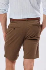 Bermuda clásica azul marino confeccionada en gabardina liviana de algodón con elastano, de corte recto y diseño liso.