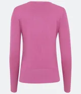 Suéter de punto color rosado, con cuello barco, mangas largas y puños con botones decorativos. El dobladillo también es acanalado.