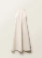 Vestido midi evasé color blanco hueso, sin mangas y cuello halter.