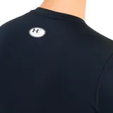 Remera de compresión Under Armour de manga corta, confeccionada en tejido HeatGear ultraligero que absorbe el sudor y se seca rápidamente. Presenta un diseño ergonómico con paneles de malla en axilas y espalda para mayor ventilación, mangas raglán híbridas y logo de la marca estampado en el pecho.