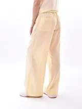 Pantalón negro de tiro alto, corte ancho y pierna recta, con cordón ajustable en la cintura.