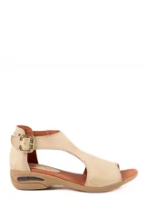 Sandalia baja Vanzetti modelo Grace, color beige, confeccionada en cuero con diseño de tiras anchas, hebilla metálica dorada lateral y suela con tecnología de burbuja para mayor comodidad.